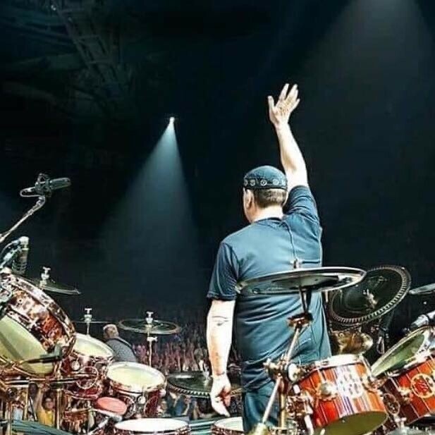joeymontgomery's tweet photo. Thank you! And goodnight #respect #finalbow #neilpeart #rushband https://t.co/ws5rwMgeO1 https://t.co/dOWqNcvm5y