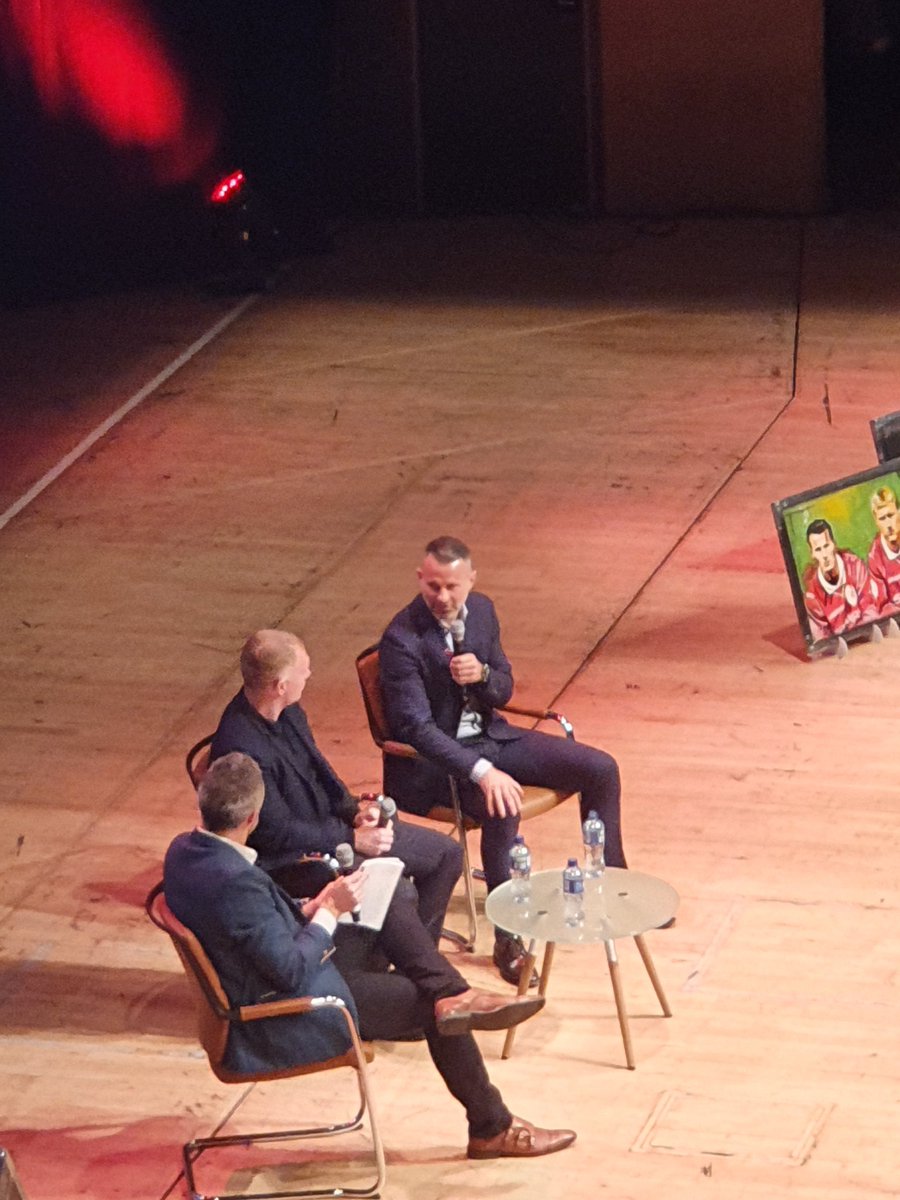 DanielleMarkwel's tweet photo. @SuperstarSpeak1 what an evening with two United LEGENDS #giggs #scholes https://t.co/kg9s70H9x6