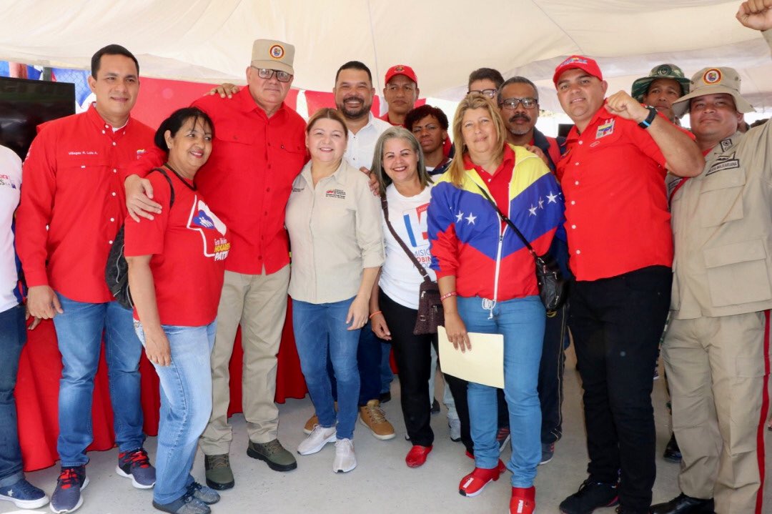 Bonita actividad la que realizamos hoy en la Base de Misiones Deisy Vallenilla de La Vega, entregamos junto a nuestra vicepresidenta @DrodriguezVen calzados para favorecer a las familias víctimas de la Guerra Económica. En este  #2020DeTriunfos seguimos trabajando por el Pueblo.