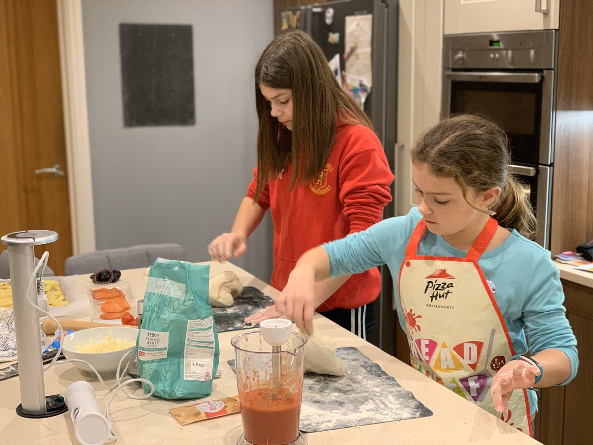roblkirk's tweet photo. Girls done an awesome job preparing dinner today! #homemadepizza #margherita #pepperoni
#bakers #lifelessons #delicious #rubyandpoppy https://t.co/UiZ8Y9rq4a