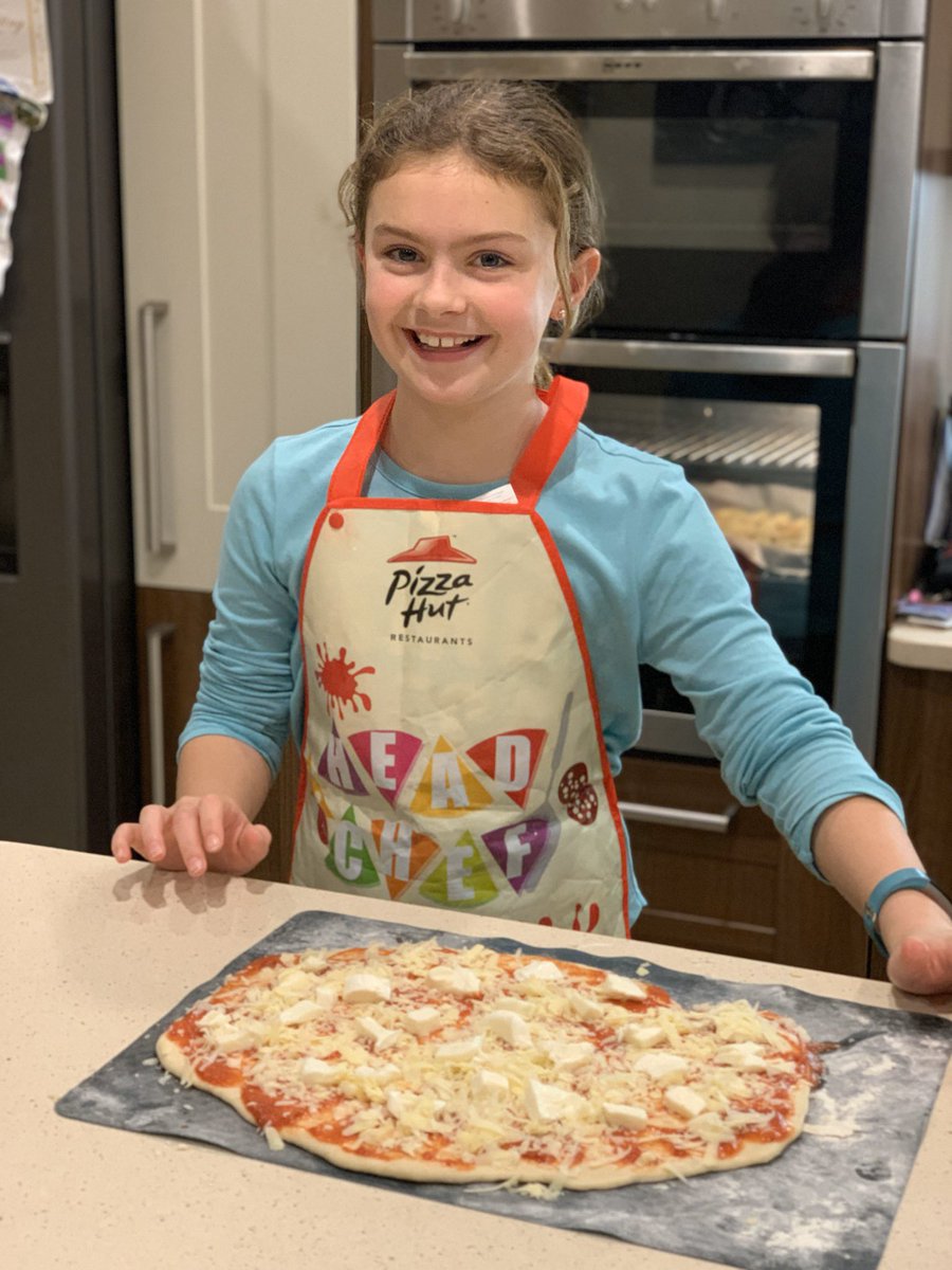 roblkirk's tweet photo. Girls done an awesome job preparing dinner today! #homemadepizza #margherita #pepperoni
#bakers #lifelessons #delicious #rubyandpoppy https://t.co/UiZ8Y9rq4a