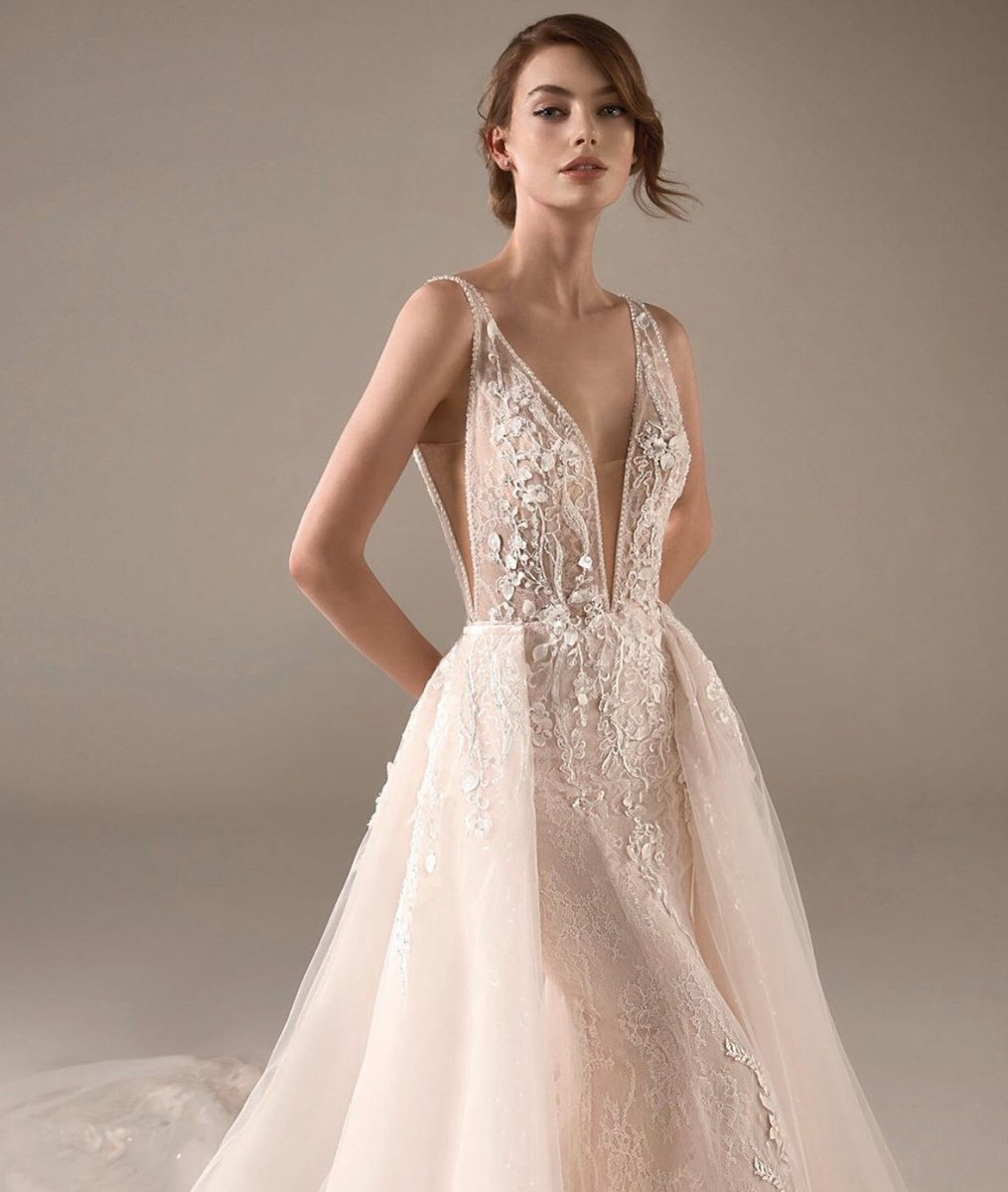 An exquisite mix of chantilly lace and delicate floral appliqués adorn this stunning <a href="/pronovias/">Aria</a> ‘Chimamanda’ dress. 💕👰#londonbride #2020bride