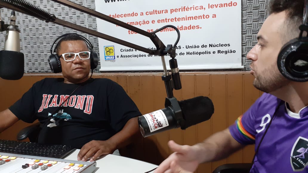 SescIpiranga's tweet photo. Hoje rolou uma entrevista com Rogério Dervanoski, um dos organizadores da Queer Cup para o programa Linha Cruzada da Rádio Heliópolis.
O lançamento acontece dia 01/02 com apresentação de um jogo-treino aqui no nosso ginásio.
+ em https://t.co/zpzBY0ZXzh
#sescverao #queercup https://t.co/duJW03eict