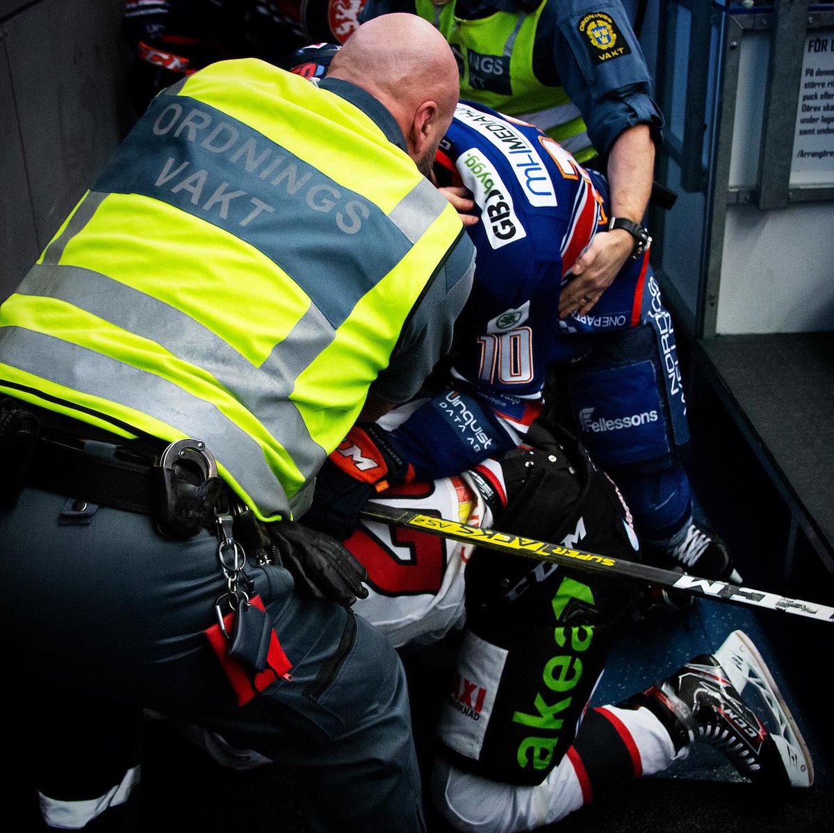 fstense's tweet photo. Meyer ville byta i Växjös bås, det ville inte Fasth.. ja, sen bröt kalabaliken ut! #shl #vidaarena #växjölakers #malmöredhawks https://t.co/gKSPdKwXdx