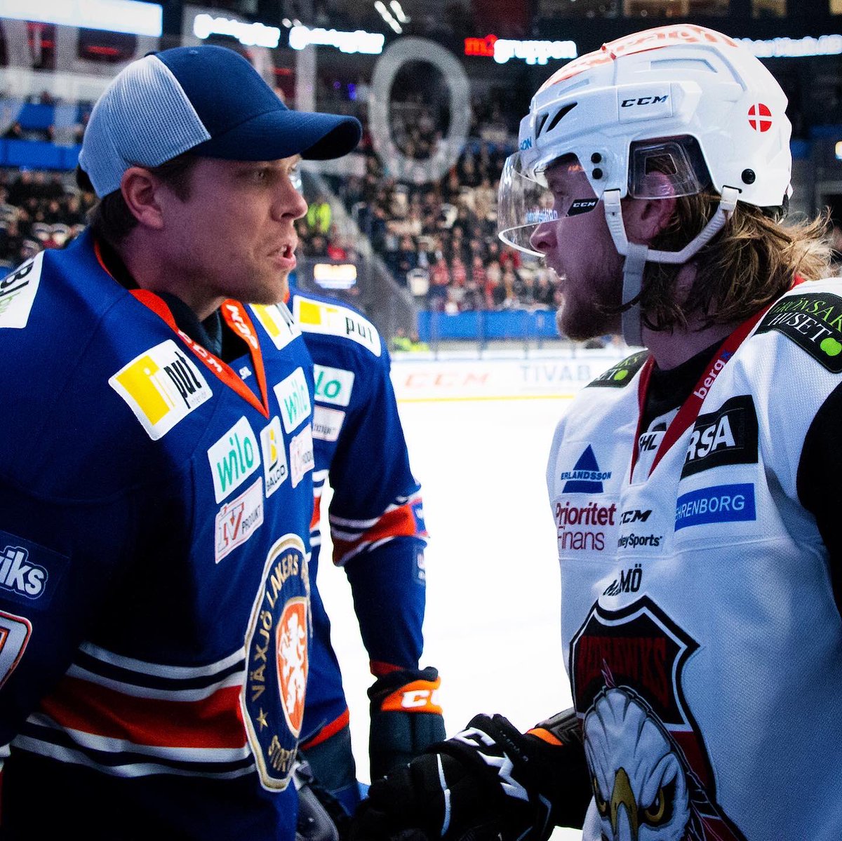 fstense's tweet photo. Meyer ville byta i Växjös bås, det ville inte Fasth.. ja, sen bröt kalabaliken ut! #shl #vidaarena #växjölakers #malmöredhawks https://t.co/gKSPdKwXdx