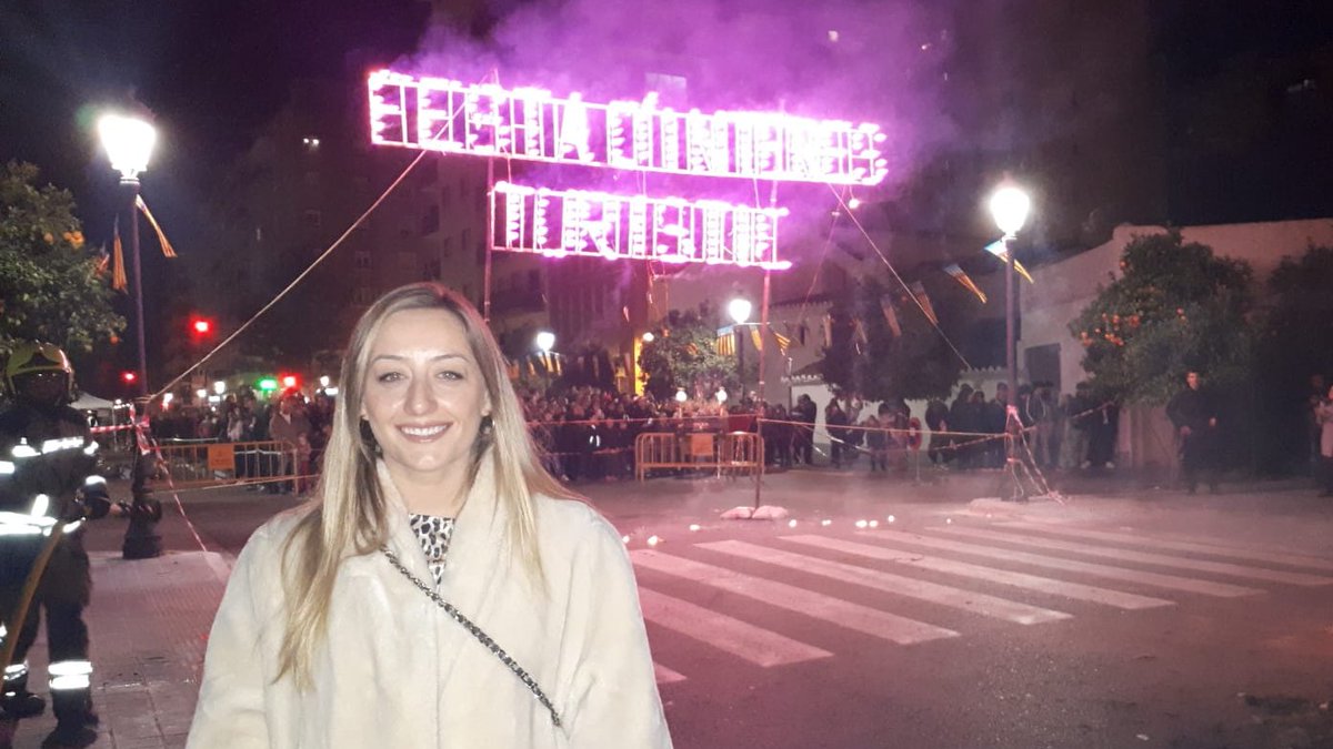 CsValencia_C's tweet photo. La concejal de @CsValencia_C, @RocioGilUncio, asiste a la tradicional hoguera🔥 de la 'Festa de #SantAntoniAbad' en Valencia.
#CsConLasTradiciones😊 https://t.co/8bxO7ZfPTg