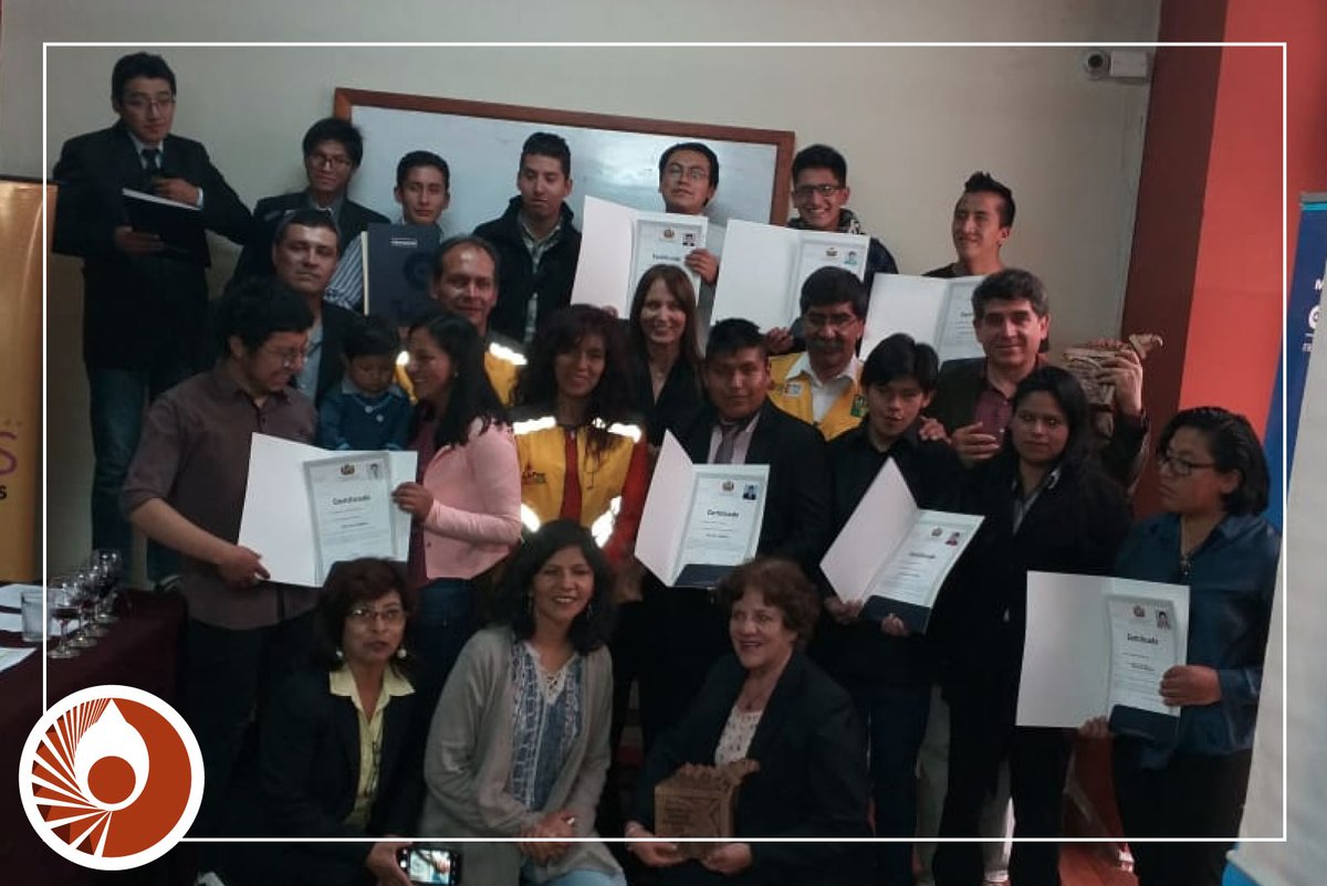 PlanMisiones's tweet photo. El jueves 9 de enero, en #LaPaz, más de 60 graduados de la Escuela Taller de la #Chiquitania recibieron el título que los avala como técnico básico y auxiliar. La entrega la hizo el Ministerio de Educación a los egresados de las gestiones comprendidas entre los años 2014 y 2018. https://t.co/j6SdDqcCVA