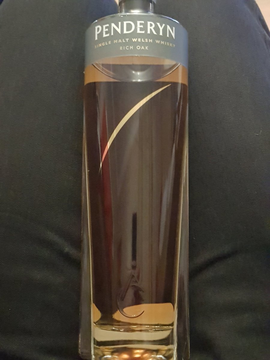 chopper1607_lee's tweet photo. @Whiskylassie First time trying Penderyn Rich oak. Very nice edition.  Will keep this for special occasions like Saturday's. 😄🥃 https://t.co/Y8jFsXTVbT
