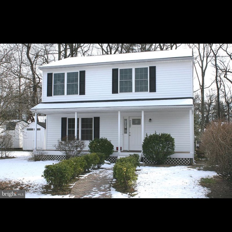 CarlyMorrow's tweet photo. Our house is officially on the market!🏡 https://t.co/g7SQK1tmHd https://t.co/E7O7TtCCRW
