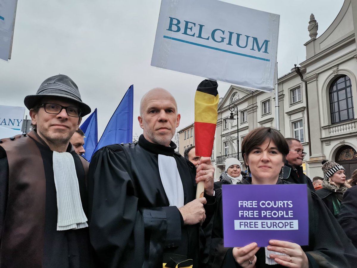 MarieMessiaen's tweet photo. La Belgique était à Varsovie! Et la chaleur de l’accueil nous a profondément touchés. L’Etat de droit a pris une tout autre réalité pour nous aujourd’hui. #1000RobesMarch https://t.co/gCwlA9ANMb