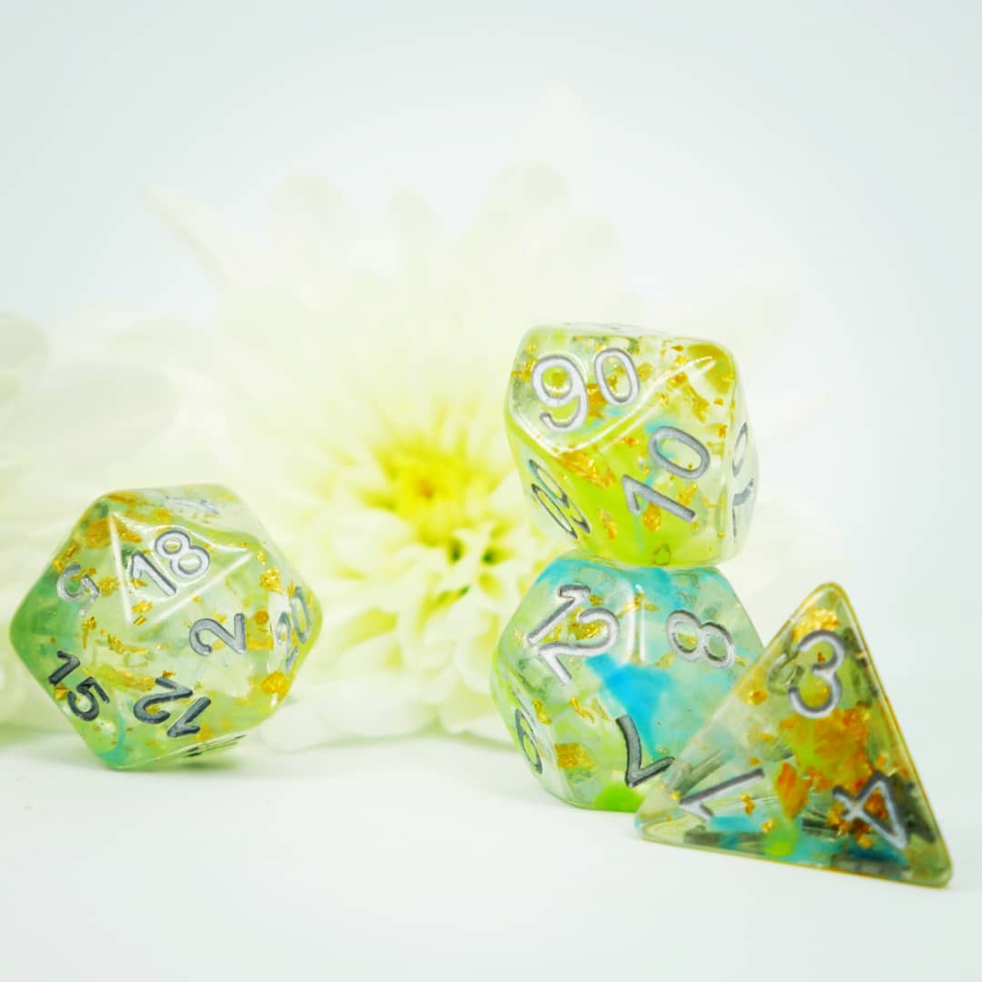 geeks_dice's tweet photo. Beach glass from @beholders_gaze. Absolutely adore this set. Beautiful swirls of green and blue with flakes of gold foil ππ
.
#dnddice #cooldice #dice #diceobsessed #diceporn
#diceobsession https://t.co/6lU6iftYcF