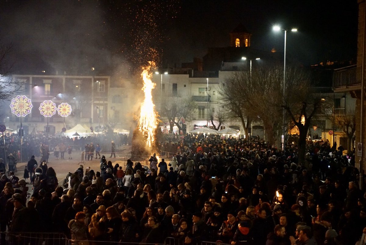 Ardono per la trecentoventinovesima volta le Fanóve di Castellana Grotte. Una spettacolare rievocazione che ricorda il miracolo della liberazione dalla peste bubbonica accordata dalla Madonna della Vetrana
#weareinpuglia #puglia365 #piiilculturainpuglia #fanove #pugliaevents