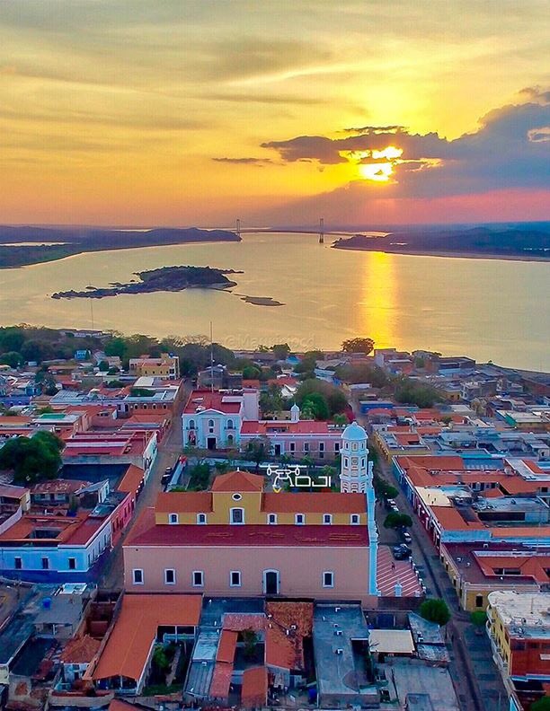 GianlucaCoccon1's tweet photo. Espectacular atardecer en Ciudad Bolívar a orilla del majestuoso Río Orinoco y al fondo el imponente Puente Angostura...Edo Bolívar VENEZUELA 🇻🇪🇻🇪🇻🇪🇻🇪 https://t.co/3GnY7AByXG