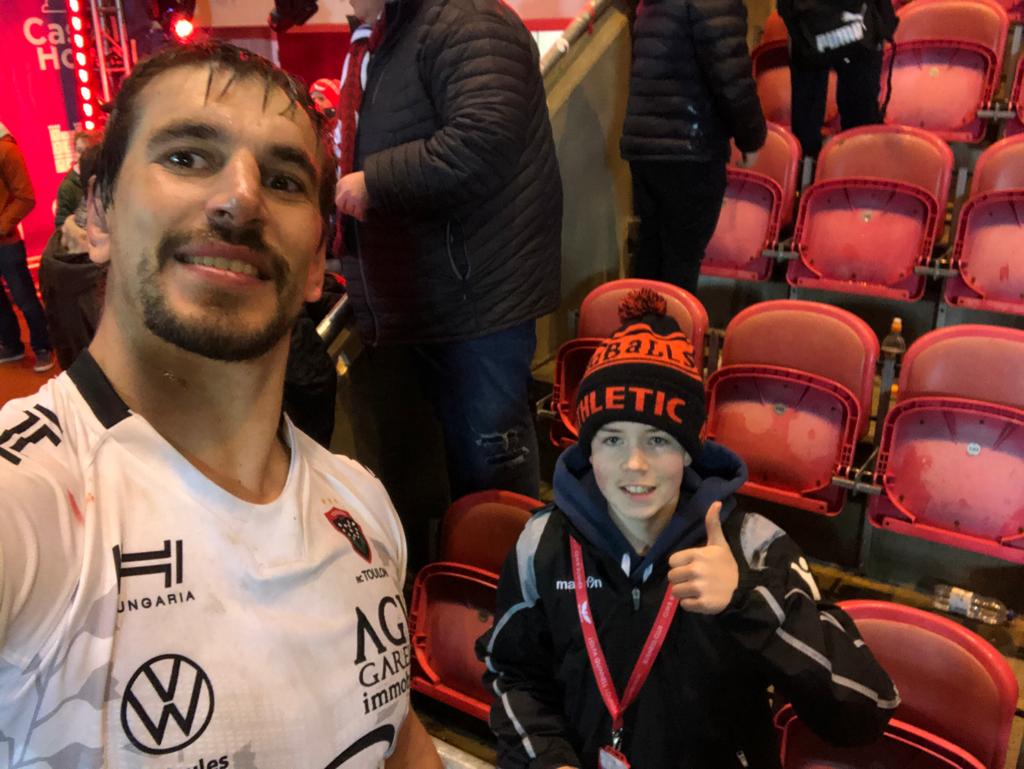 TishWillsy's tweet photo. Thank you to @EbenEtzebeth stopping for a photo tonight with my son Thomas 👌 @ERChallengeCup @scarlets_rugby @RCTofficiel #SCAvTOU #INTHEPACK #YNYPAC  #ChallengeCupRugby https://t.co/oaL0CuTgjK