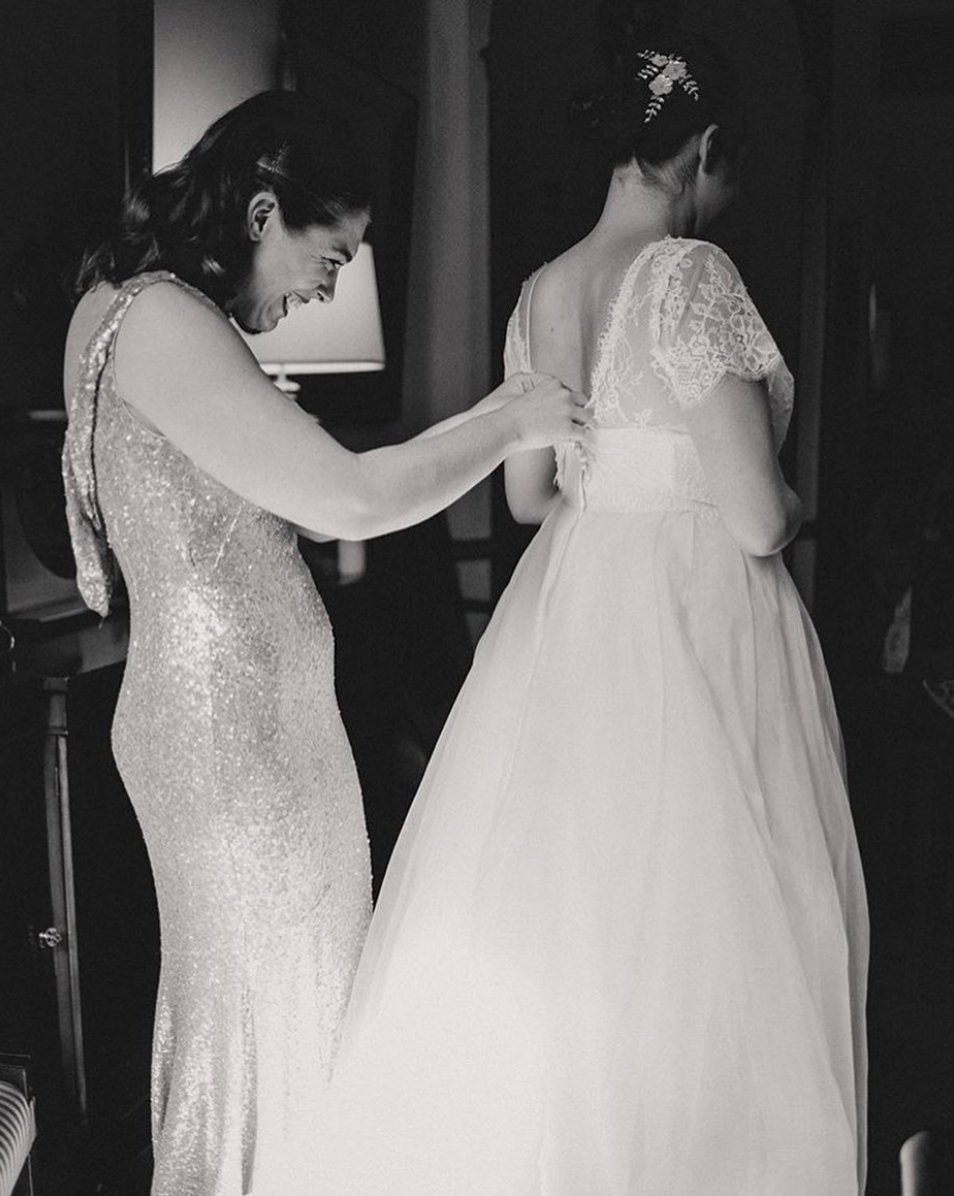 A little bit of magic ✨ Ashley prepares to say “I do” in gorgeous lace and silk organza. What an honor to bring your dress dreams to life! ❤️ Photography: @focalfogal | Hair piece: Elizabeth Bower | Gown: #shareenbridal
#realwedding #realbride #bridalgown #weddingstyle