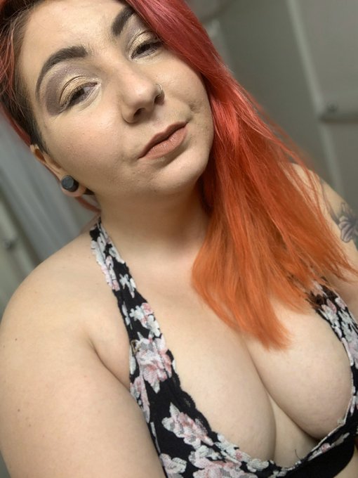 Moliie Max - It’s been so slow.... I haven’t sold in a minute 🥺 Help me out!! I’ll be doing all photos for $2, videos, sexting sessions, and live sessions for $10 for the next 2hrs!! Come and get it 😈 https://t.co/dbpFW2BCNz