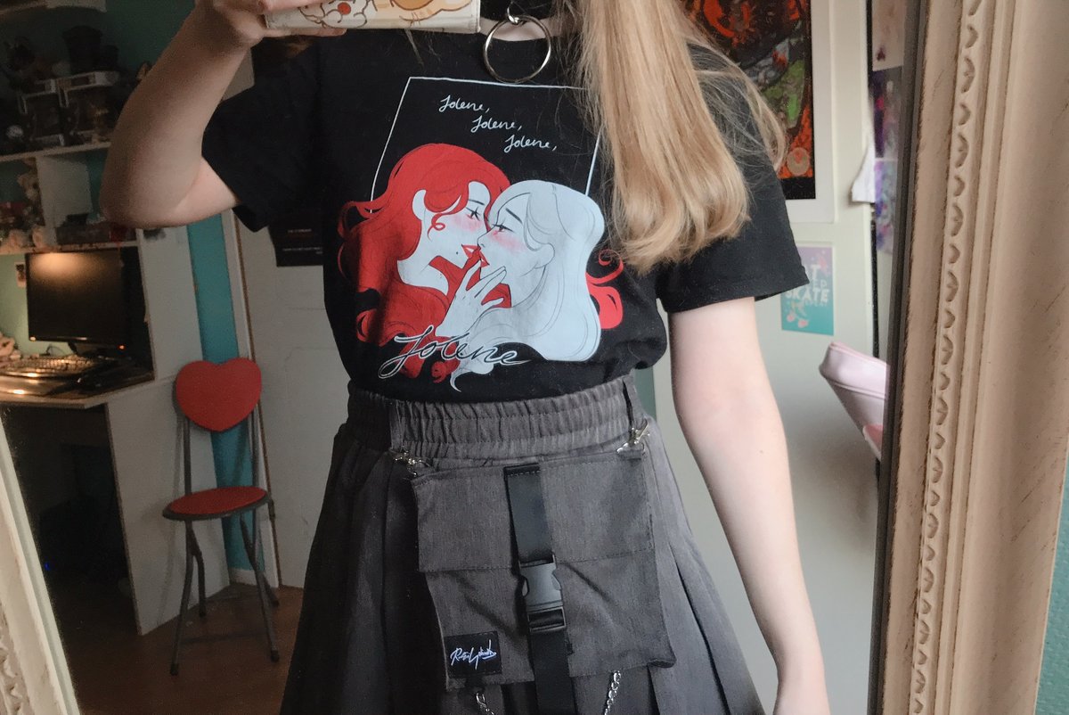 "Jolene" shirts are now ready for PREORDER! <3 

petitepasserine.storenvy.com/products/29480…