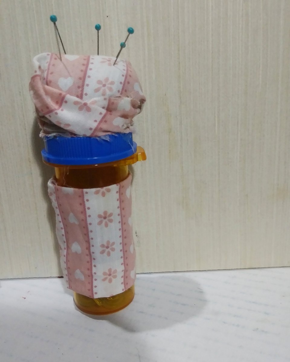 chickadeebaby's tweet image. I used some Cabbage (aka fabric scraps..and yarn as well in this case) to make my (almost) 10 year old daughter a sweet little #sewing kit. 
 #pursesize #reuse #recycle #upcycle #EDS #SoManyMeds  #chronicillness #spoonielife