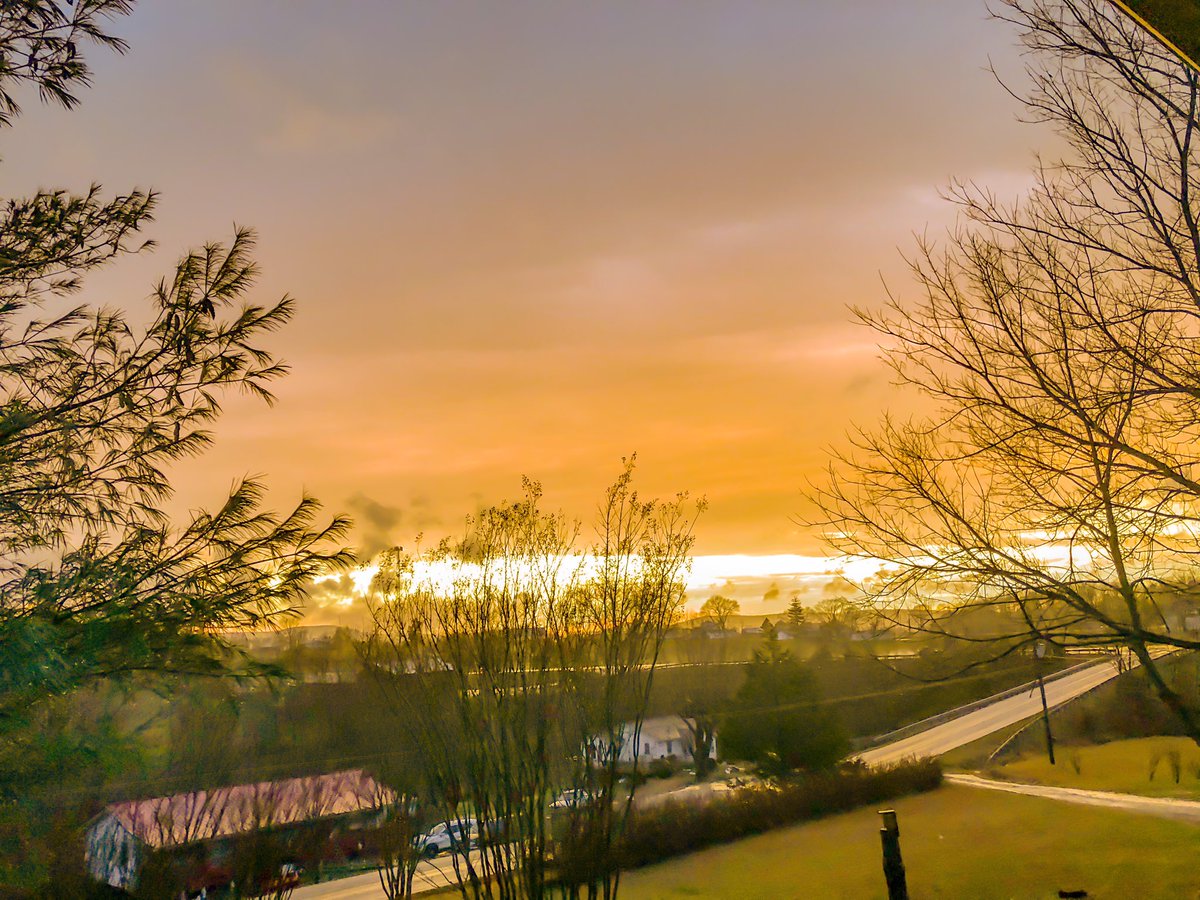 Camo_Spider's tweet photo. After the storm has passed and I’m still waiting for electricity to be restored the sky has changed color 3 times already. #GodsCountry @MonticelloKY @Kentuckyweather @nwsjacksonky https://t.co/7RRYqLAVpK