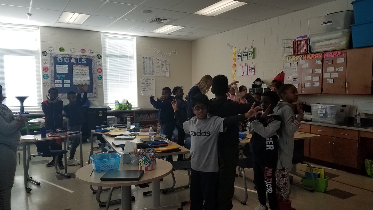 SraChupnick's tweet photo. @MrsReider_LMES's Gr4 class @LyonsMill played Vuelta Rápida to practice describing our physical characteristics in Spanish (before the winter break)! #LanguageIsLiteracy @OWLteamBCPS @BaltCoPS @BcpsPassport #VIVAPassport #bcpspassport https://t.co/z9ElB0H083