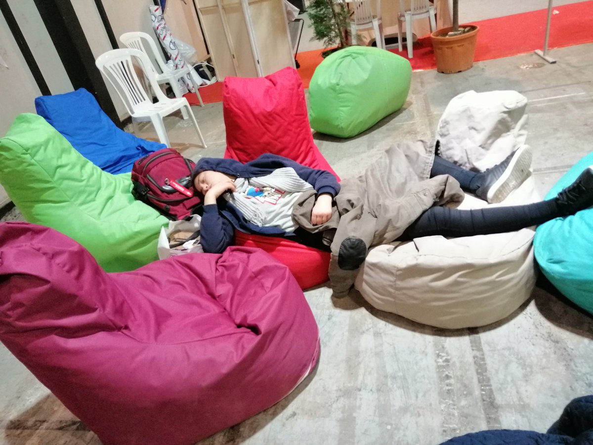 hacknbreak's tweet photo. Saat gecenin 02:05'i. Bazılarımız yoruldu, kısa bir mola veriyor. #hack4mobility https://t.co/qMI2b4i49u