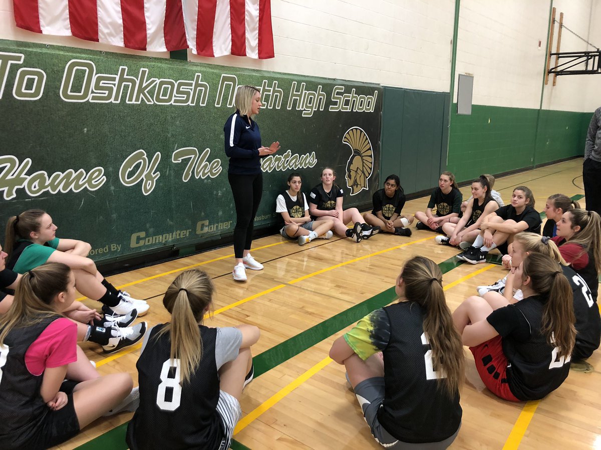 ONHSGirlsHoops's tweet photo. CONGRATS to @schamensb for being inducted into the @OshkoshNorthHS Athletic HOF! THX for spending some time w/ our program prior to the ceremony! #spartanpride https://t.co/rRtZylraaf