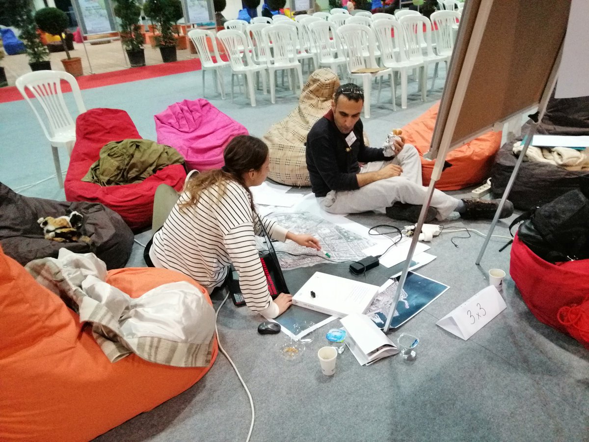hacknbreak's tweet photo. Bazılarımız uyudu uyandı. Bazılarımız ara vermeden çalışmaya devam ediyor. Daha mutlu bir kent yaratmak için çalışıyoruz. #hack4mobility https://t.co/yZ5ouLQQRo