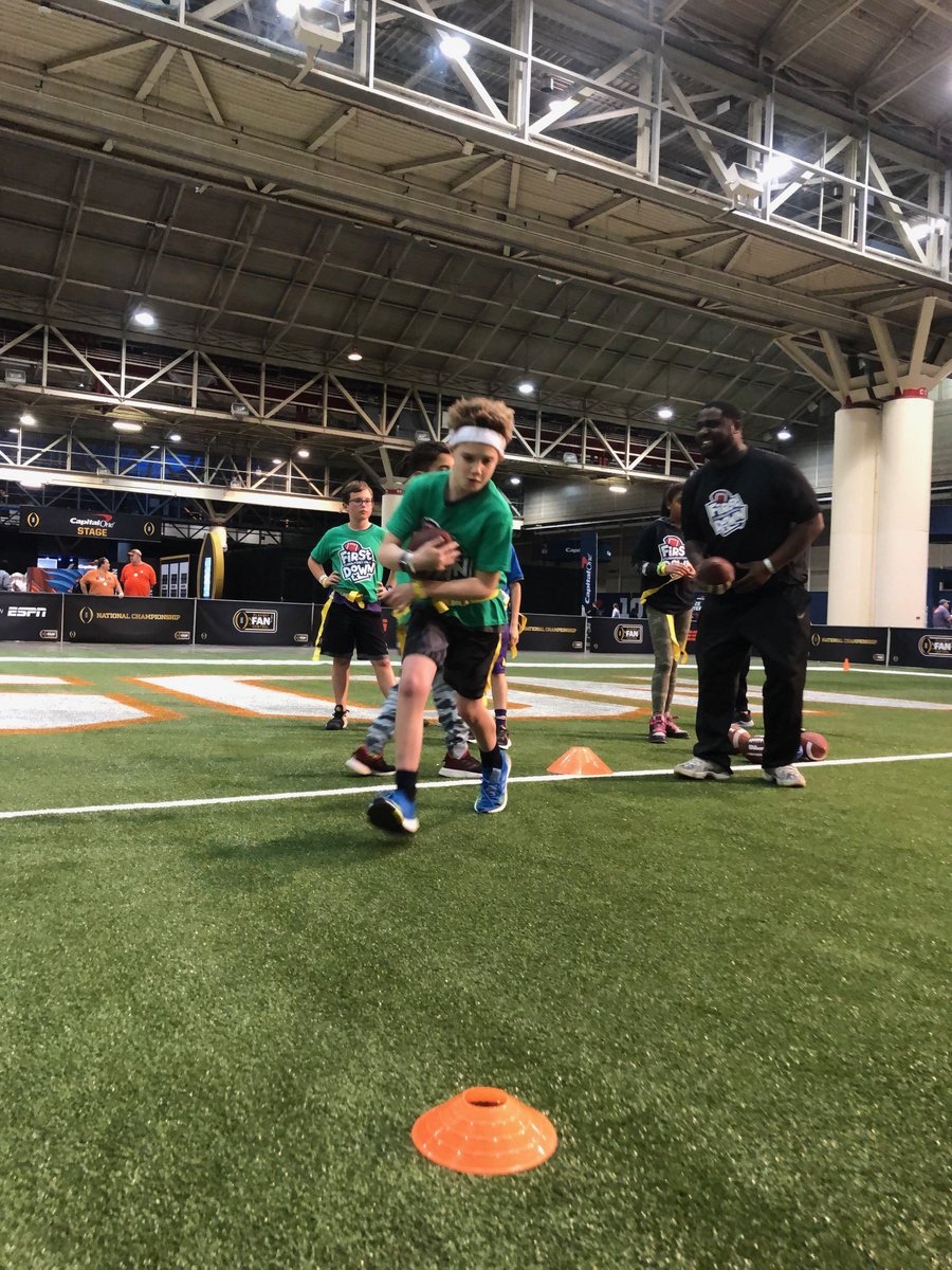 USAFootball's tweet photo. Day 1 of FREE #MyFirstDown clinics @CFBPlayoff✅
Come have fun with us tomorrow starting at 10 AM at Championship Field inside @NewOrleansENMCC! https://t.co/1D1uQpqNzh
