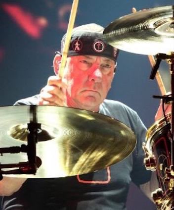 NancyWilson's tweet photo. So sad to learn Neil is gone. What a immense talent and influence on the course of rock music for all time.
He was such a magical cornerstone in the Temple of Rush. Rush is forever timeless. #rush #NeilPeart https://t.co/TPnsGGTxxv