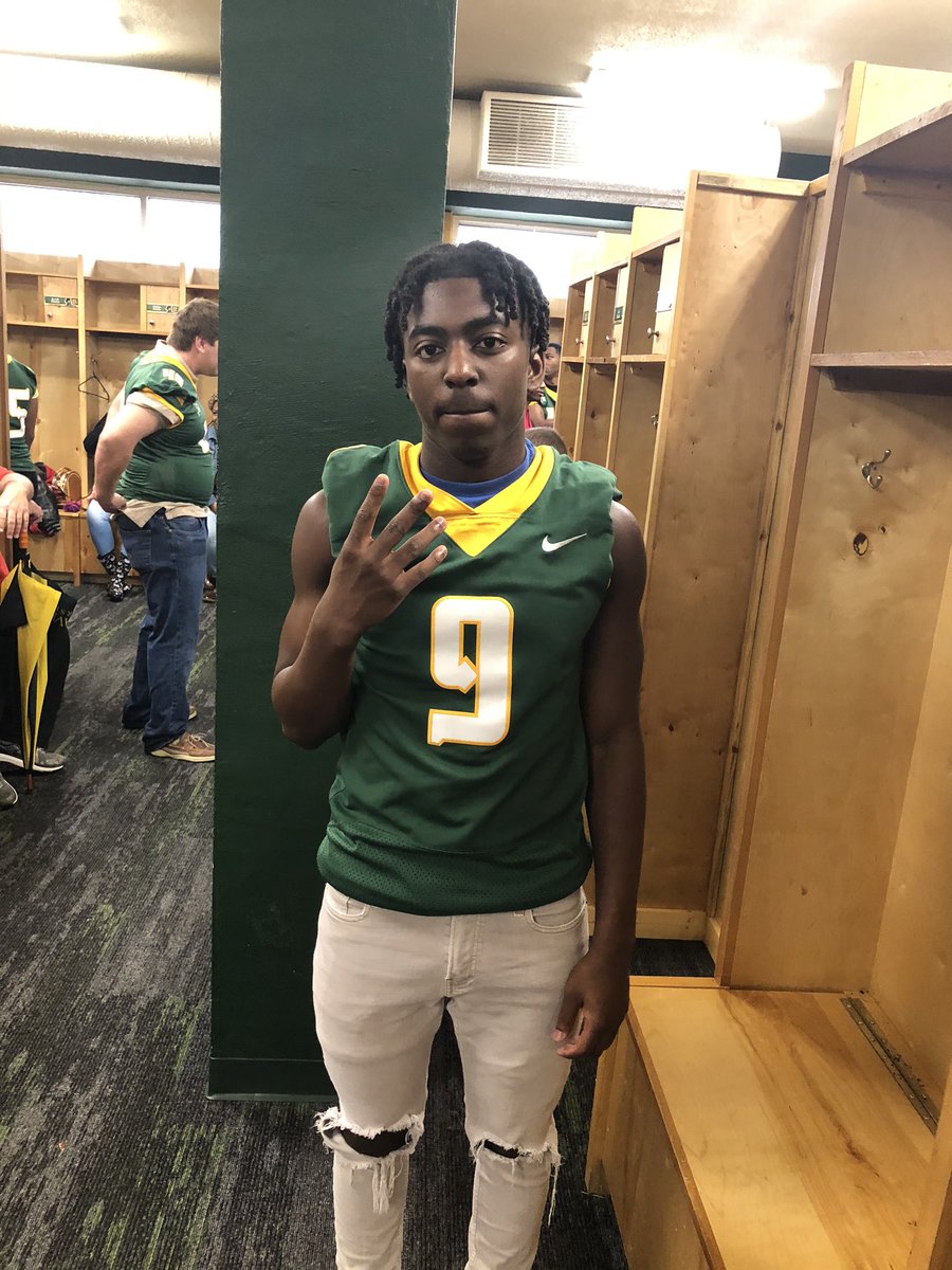 Quadarious7's tweet photo. Great visit at the University Of Belhaven . Felt like home! 💛💚@AvaughnFB @_CoachPotts https://t.co/eCto0zoxKM