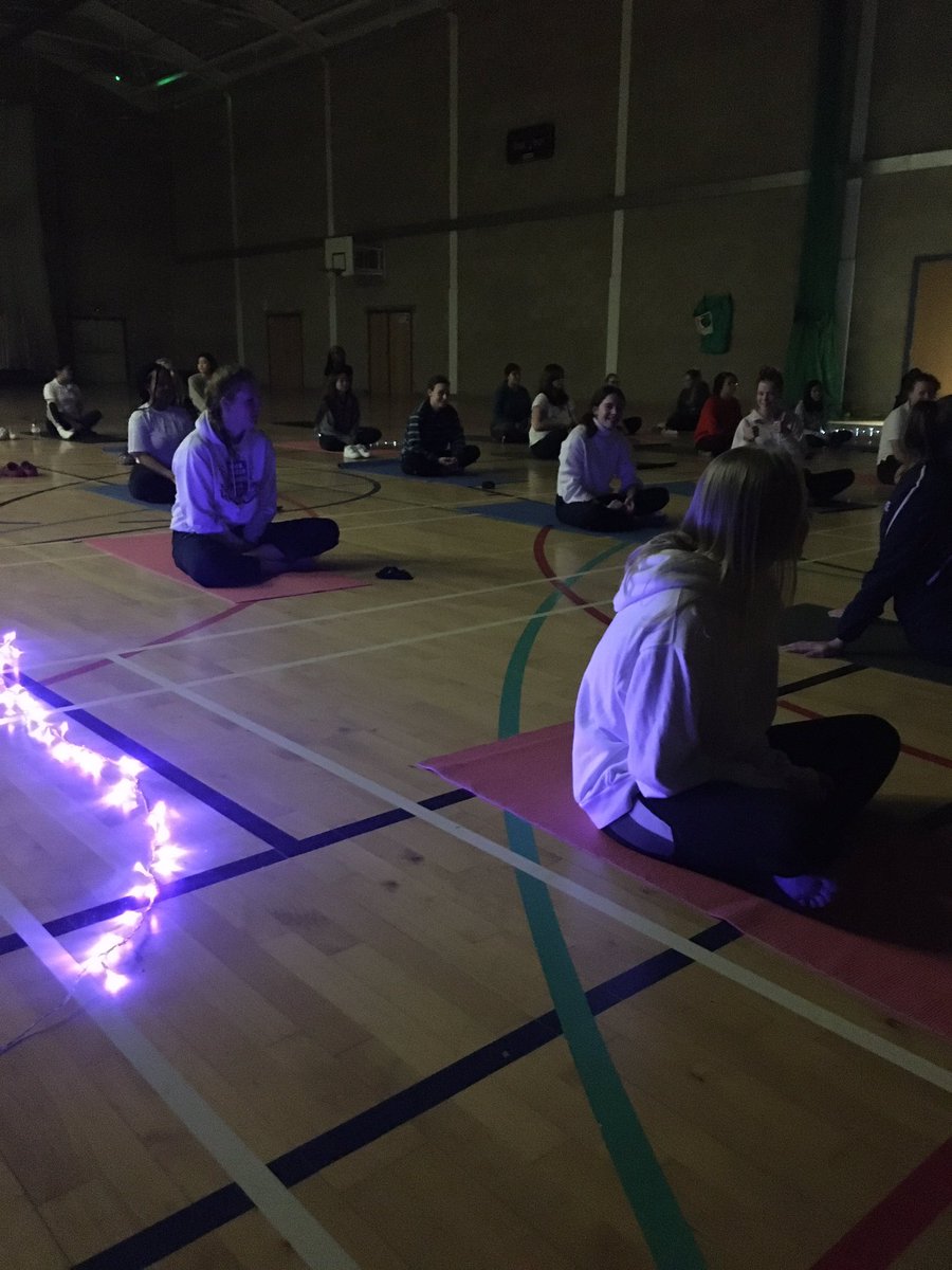 DCSFawleyHouse's tweet photo. First weekend back, and the @DCSFawleyHouse girls enjoyed a yoga workshop, healthy snacks and smoothies #revisionbreak #healthybodyhealthymind #weloveboarding https://t.co/egv2tF8h15