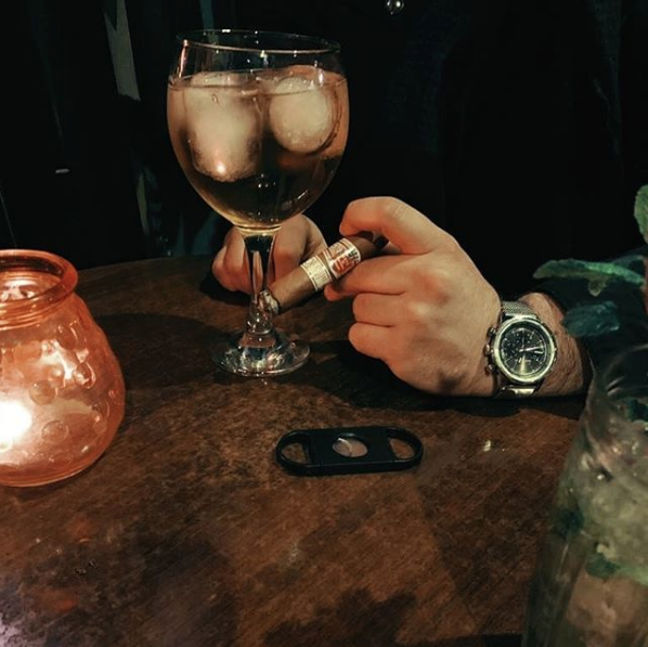 el_sofisticado's tweet photo. 🎩🥃
La vida consiste en momentos y detalles únicos.
➖➖➖➖➖➖➖➖➖➖➖➖➖➖➖➖➖➖➖#hoyodemonterrey #cigars #emprendimiento #2020 #12Enero #Madrid #MarketingDigital #TwitterOn #instaday #followforfollowback #love #momentosporvivir #gintonic #gastronomía #placeresdelavida https://t.co/ZzDwNFxKPG