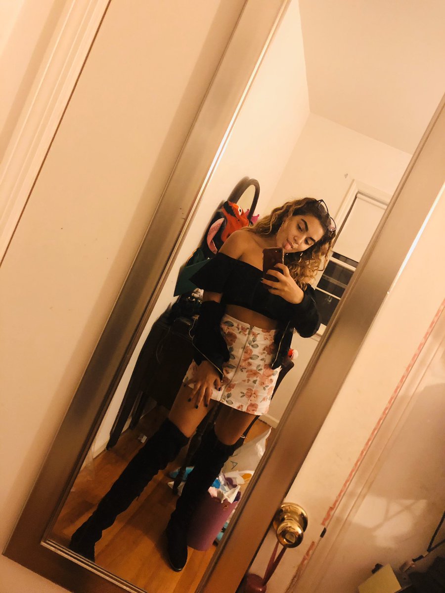 mel_e3's tweet photo. Rooms messy just like me 🥰 https://t.co/NXcpEQ7g3X