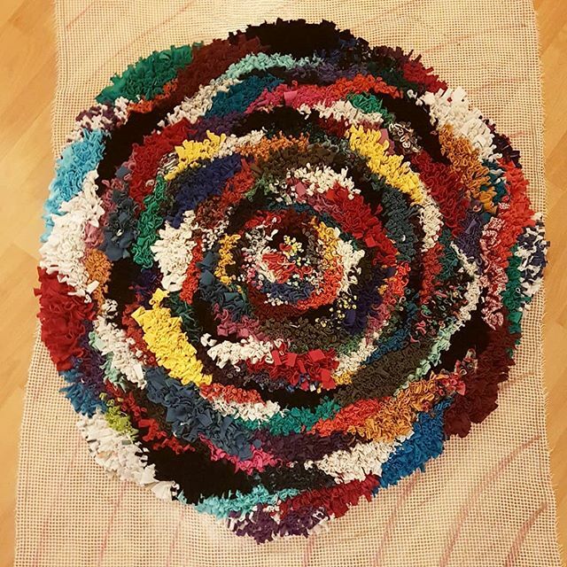 I need your tshirts!!
.
.
Spending 3 months drawing 642 tiny things was a great reminder that doing something small every day can really add up.

So I guess I have no excuse not to finish this rag rug I started FIVE YEARS AGO 😭Originally a project to… ift.tt/2FDg1XU