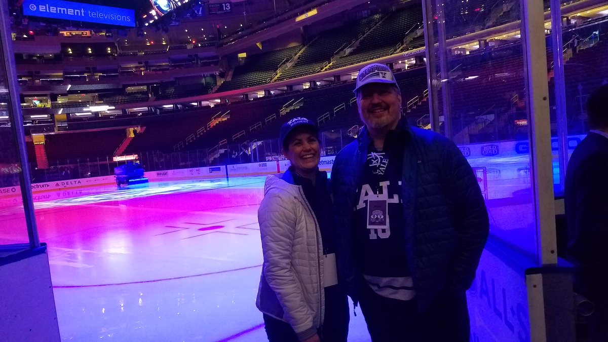 Sarlis22's tweet photo. Here for #RivalryOnIce and our Yale Bulldogs ! #ThisIsYale #beatharvard #teamdoctor https://t.co/EE9FfqGaAD