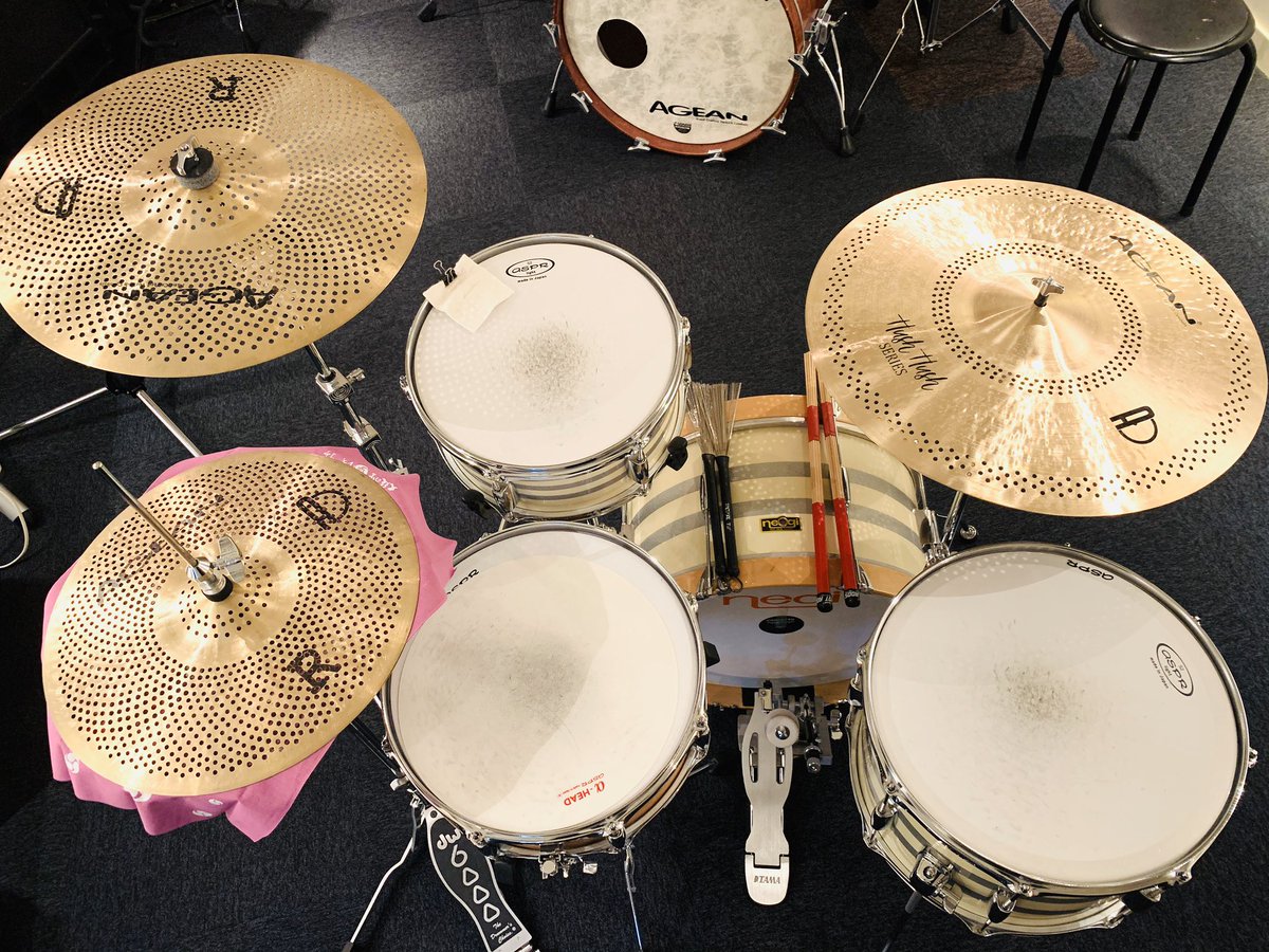 ageancymbals_jp's tweet photo. 新しく組んだバンドで使う機材です。
どれだけ楽器の音を小さくしながらもちゃんとドラムの音を出せるか!?
が、コンセプトです。
#ageancymbals #sirentdrum #小音量ドラムセット #110studio https://t.co/TgXBkYe9Bs