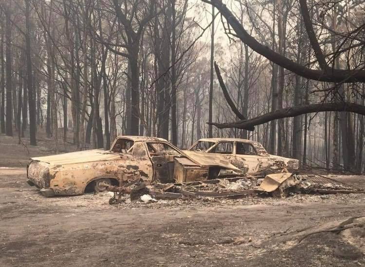 robbothekid's tweet photo. IT'S HAPPENING, Now live : 12 Hour Fundraiser Stream for  Australia Fire Victim   //  $1200 Goal

!donate !giveaway 

Ill be doing stupid thing all day for $$ so come over and hang out and spare some $ if you can afford it.

https://t.co/HGwbLbMkbP https://t.co/m9bx1pcdgP