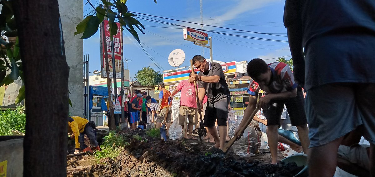 zainus81's tweet photo. Banjir bukan semata tanggung jawab pemimpin dan aparat..
namun juga tanggung jawab masyarakat untuk menjaga lingkungan..
#kerjabakti untuk memastukan saluran aliran air lancar..
#perum Taman Jatisari Permai Kota Bekasi Jawa Barat.
@ridwankamil
@Gilang_Mahesa
@bpbd_bekasi https://t.co/8YMW6Ru9d7