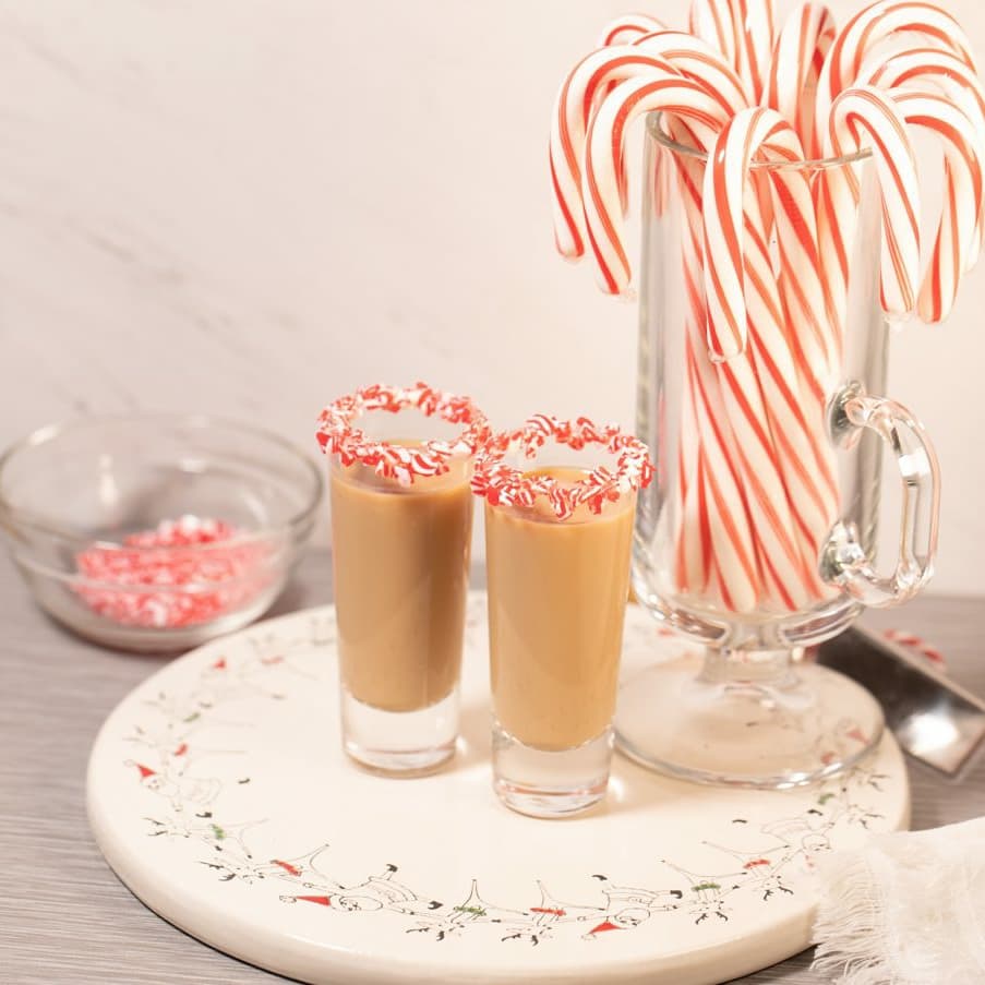 HuckleberrySwts's tweet photo. Peppermint Patty Shots for this chilly chilly night 🙌
#PeppermintPatty #Peppermint #Shots #PeppermintShots #HuckleberrySweets
#FoodBlog 

Find the recipe here:
https://t.co/FKFZGHIGwC https://t.co/5n7zVd3VZW