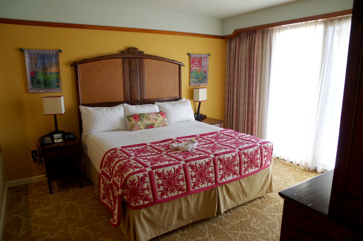 ヒロ Di Twitter アウラニ 1日目 1ベッドルーム ヴィラ オーシャンビュー のお部屋をご紹介です ベッドルームです ベッドが大きい 位置が高い ハワイアンキルトのベッドスローがとっても素敵ですねー このお部屋もとっても明るくてイイネ Mnaul