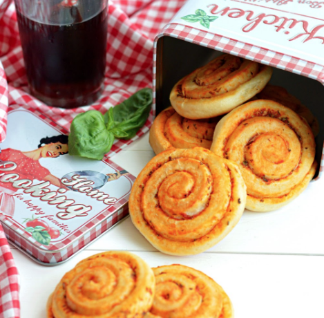 GIRELLE DI PAN-MOZZARELLA sono delle briochine salate, buonissime, farcite con pomodoro, origano e basilico che nascondono all'interno del loro impasto un ingrediente speciale: la mozzarella.SCOPRI LA RICETTA COMPLETA  ➡️ buff.ly/2m7EhI7