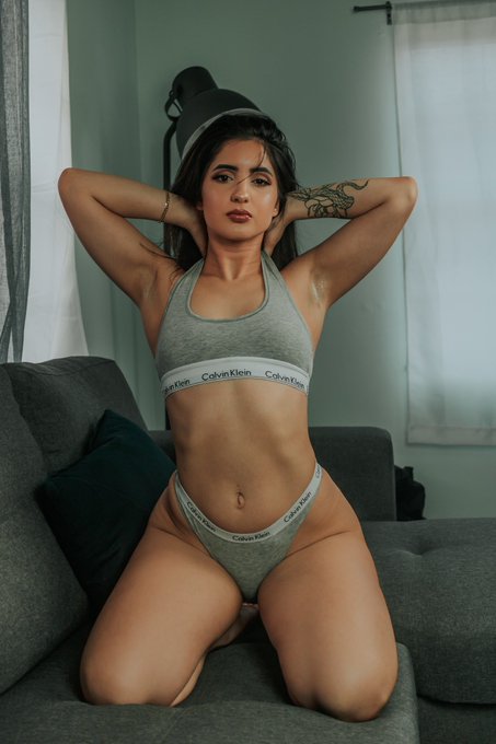 Slim/thick https://t.co/9W34dmXaW1