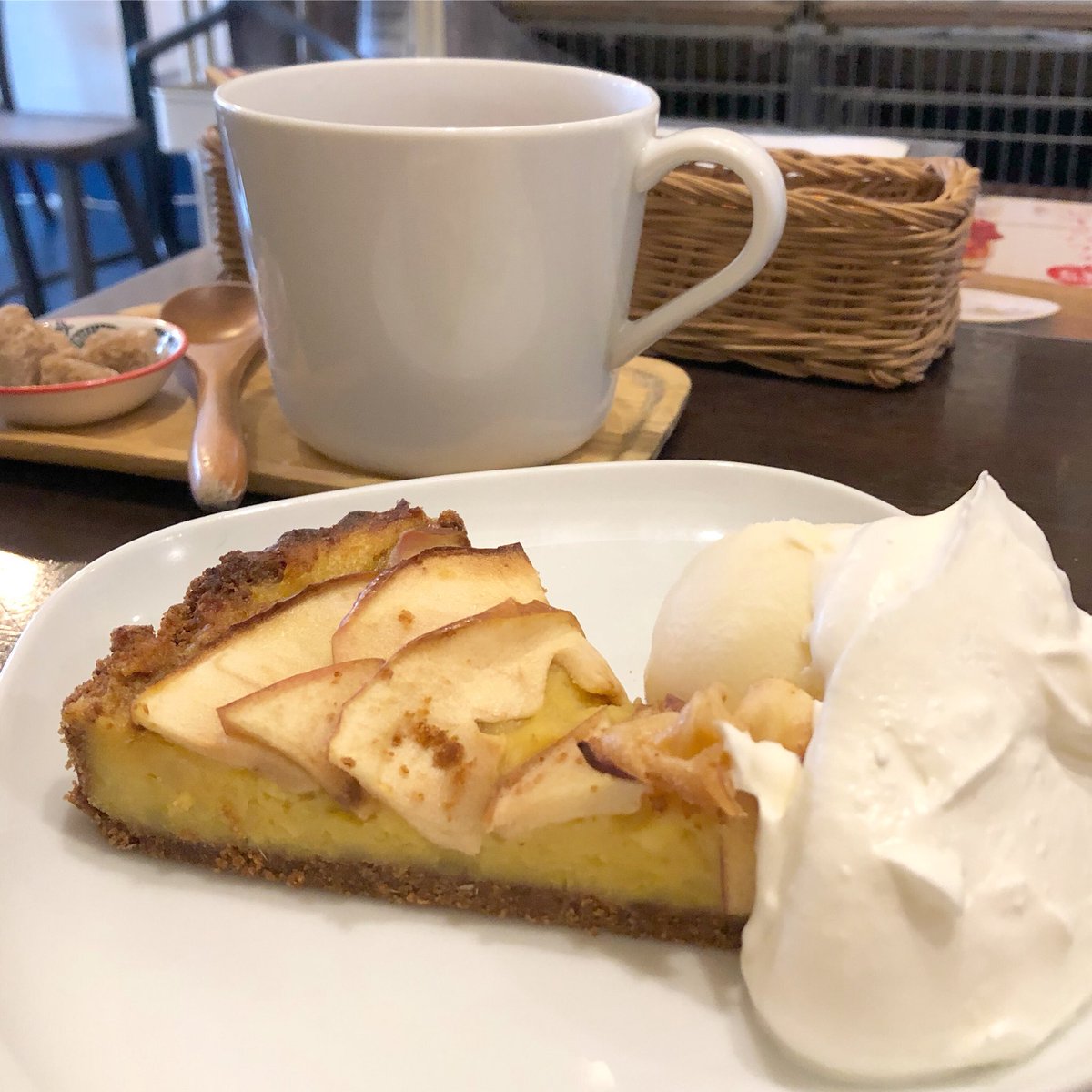 nyadleeh's tweet photo. お届け物ついでにたまゆらんさんでティータイム。
本日のスペシャルデザート
サツマイモタルト〜〜!
ワンホールでのみなので早い者勝ちだよ〜
#seeets #tarte #cake #cakes #tea #teatime #たまゆらん #cafe #kyoto #shop
https://t.co/KvGxu1RKTP https://t.co/5OYOAFbgbm