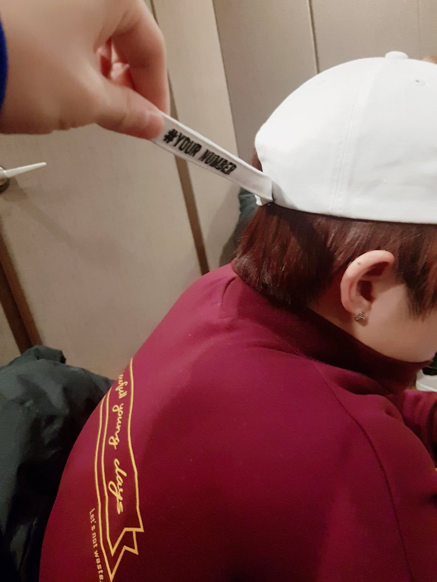 AstroMoonbinph's tweet photo. [180112]
Official ASTRO Twitter Update - Moon Bin posts from 2 years ago

"난 형을 Get 😁
#빈 #진진 #태극기네"

ENG TRANS : 
"I got [JinJin] hyung 😁
#Bin #JinJin #KoreanFlag [They are wearing the colours on the Korean flag" https://t.co/IP3JpnYnvB