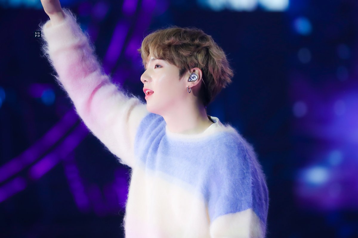 200105 GDA 골든디스크 
우주속 천사
#BTS #SUGA #슈가 #민윤기 
<a href="/BTS_twt/">방탄소년단</a>