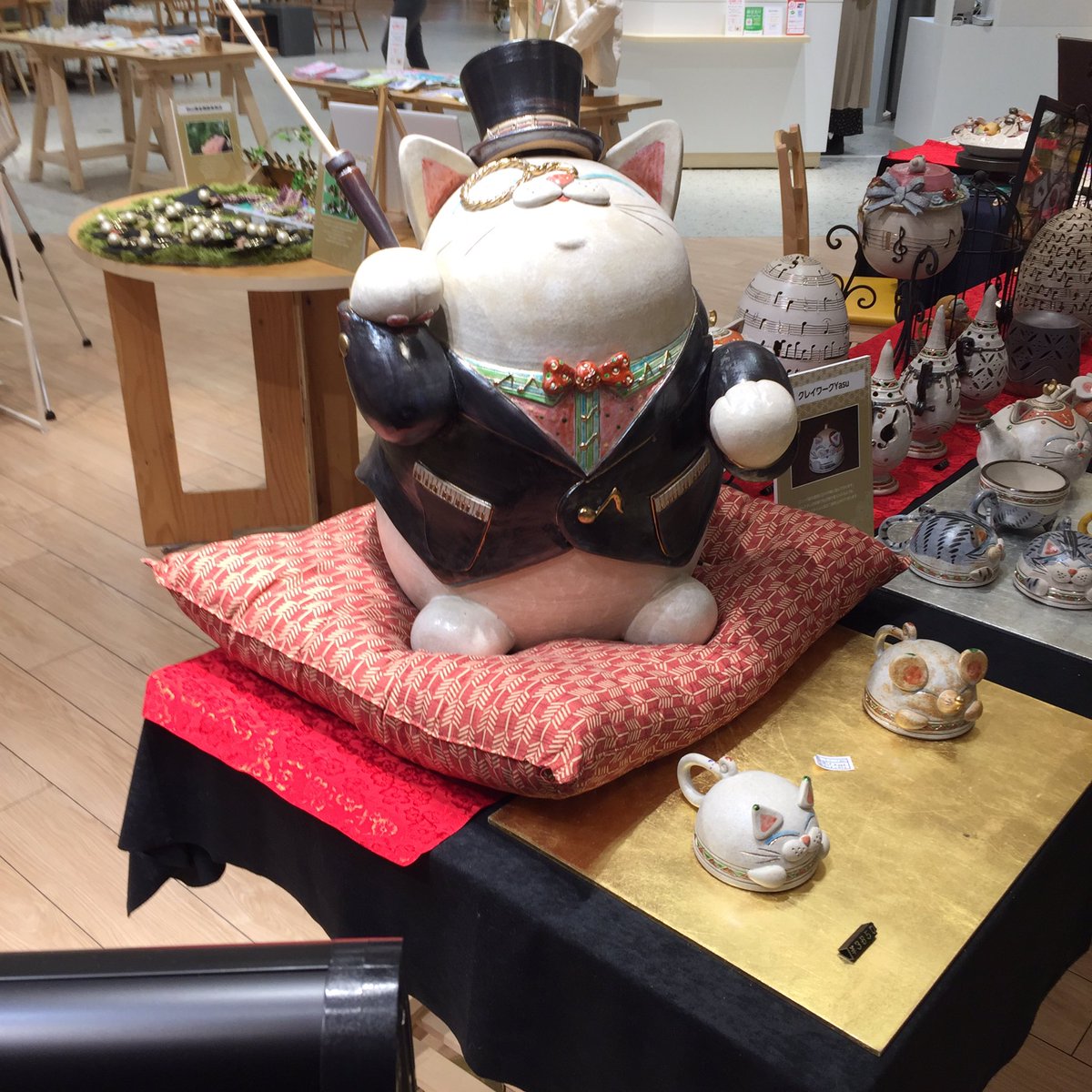 お隣の【クレイワークYasu】さん！ 陶器のおっきくてキュートな猫さん 