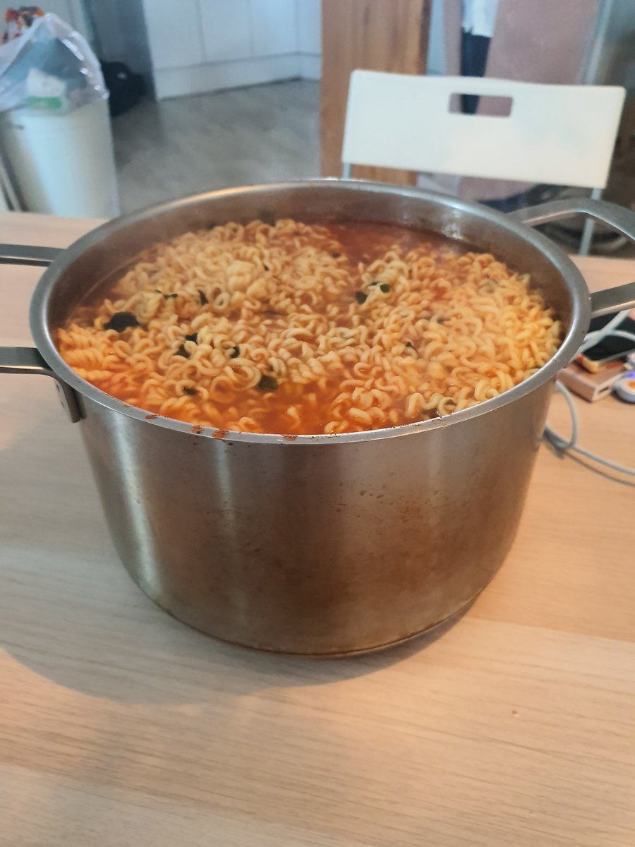 saebyuk_h's tweet image. 흔한 대가족(?)의 해장라면 @nmmt___