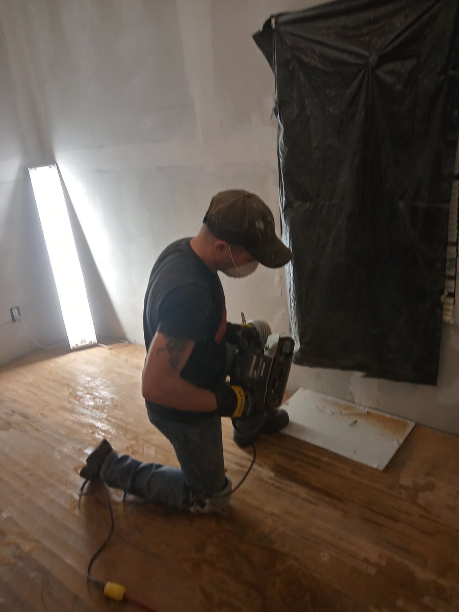 ashchey0820's tweet photo. Just watching this handsome man do what he does best! @Opnex_Gaming 😏😯 #oneluckywoman #handyman #thisissatisfying https://t.co/osVeMpm34n