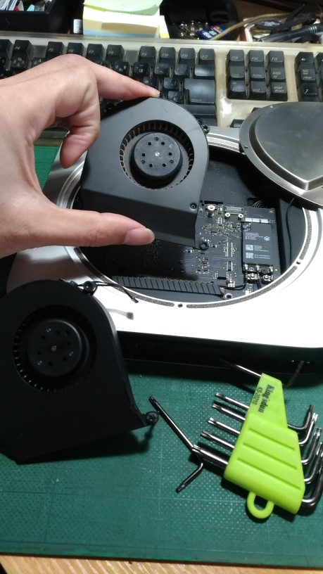 PuddingVinegar's tweet photo. 仕事機の冷却ファンが限界な音を放ってるので換装。SSDやピックアップに比べたら楽勝。そろそろもう一台欲しいけど最近のMacは自分で色々交換できない銭ゲバ仕様なので二の足。
#macmini
#late2014
#ファン換装 https://t.co/3BYJJDTwFl
