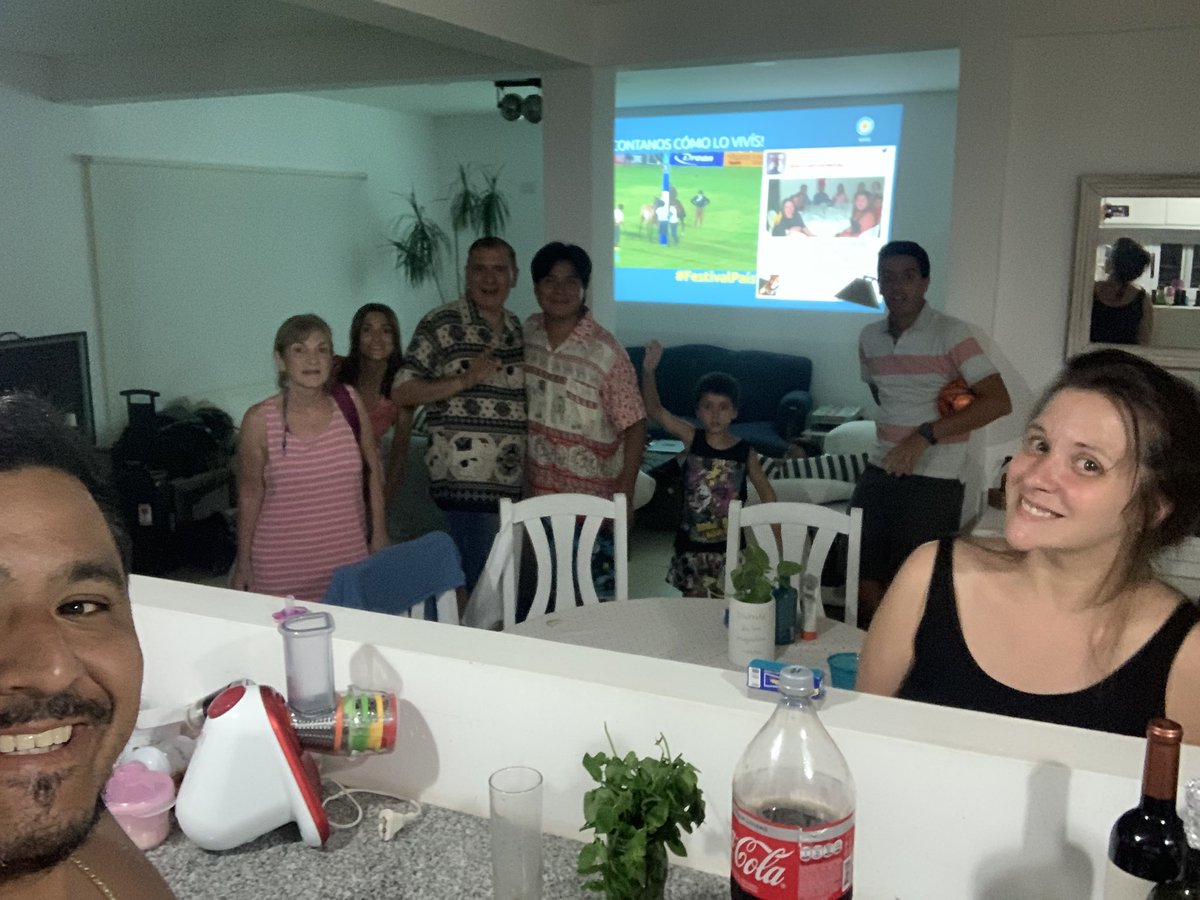 ZACARIOS's tweet photo. Todos contentos mirando el #FestivalPais https://t.co/KAKXCg5hLo